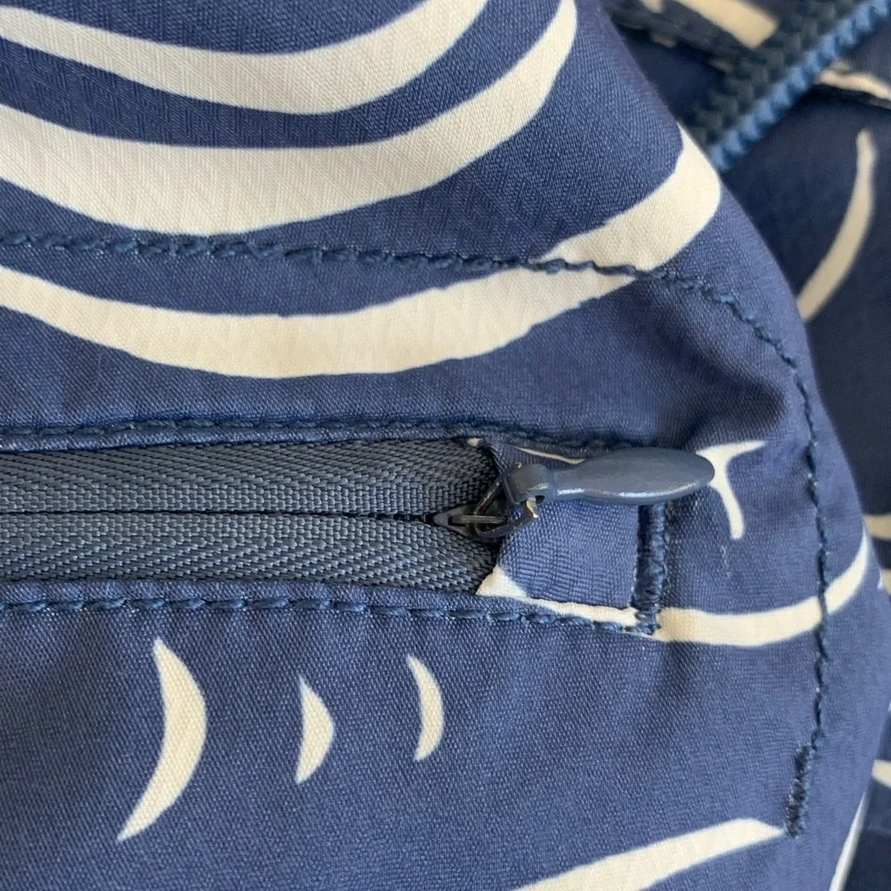 Vineyard Vines blue and white waves with logo whale board shorts size 32